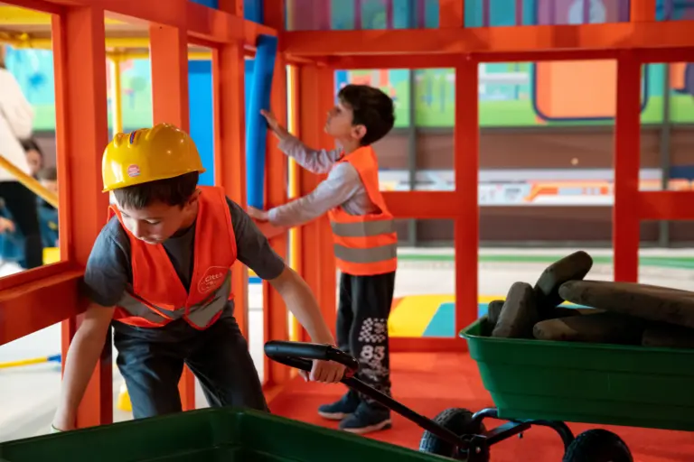 Bambini in un’area di gioco, allestita con strutture e attrezzature colorate