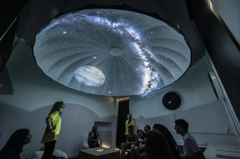 Un allestimento che comprende un planetario 3D immersivo realizzato da Bat-Tech